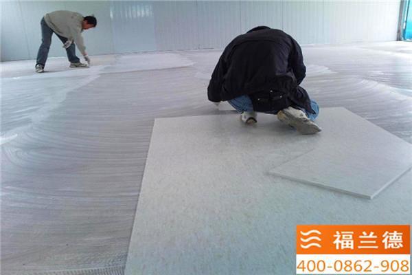 地面潮濕能不能作自流平,鋪地膠?